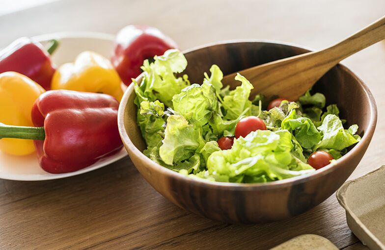 La salade Lecho peut servir de plat d'accompagnement délicieux et sain. 