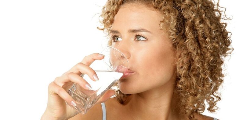Pendant le régime de boisson, vous devez prendre 1, 5 litres d'eau purifiée, en plus d'autres liquides
