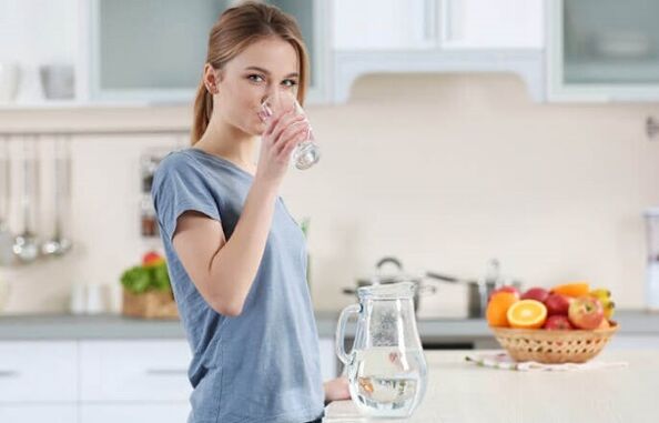 Boire de l'eau avant de manger pour perdre du poids avec un régime paresseux