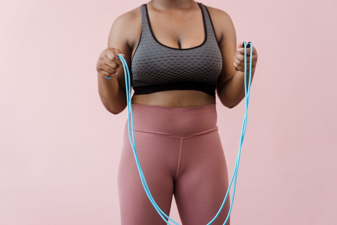 La corde à sauter est un exercice cardio qui permet de perdre du poids au niveau de la zone abdominale