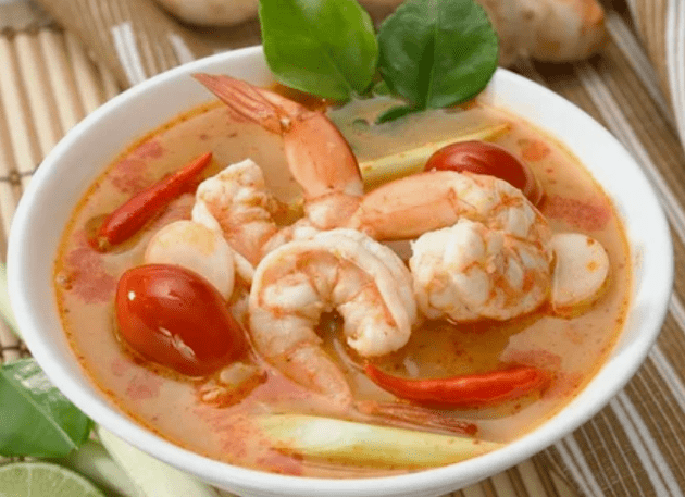 Soupe Tom Yam avec des crevettes