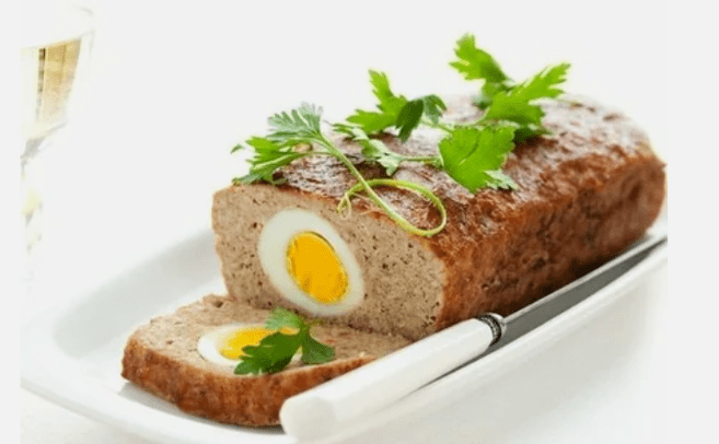 Un rouleau de viande avec un œuf sur un régime Ducan