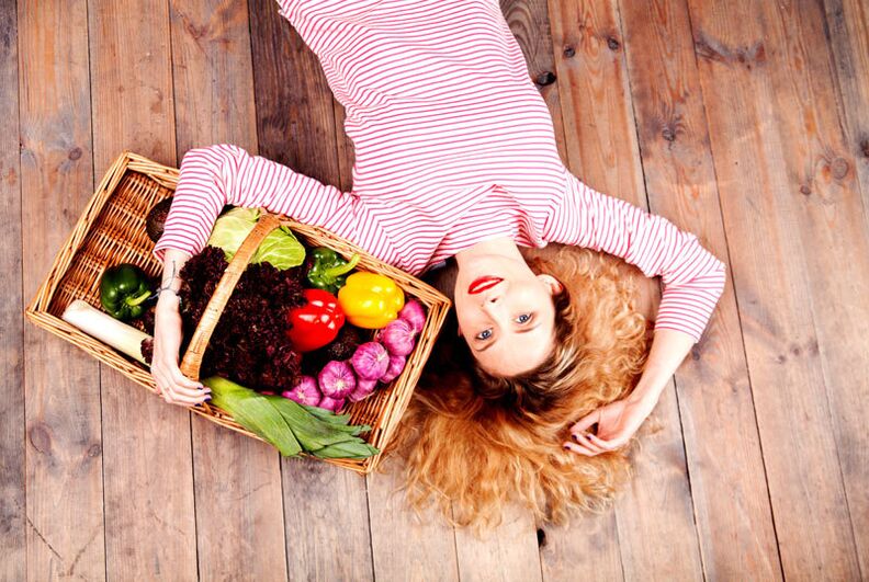 Fille avec panier de légumes